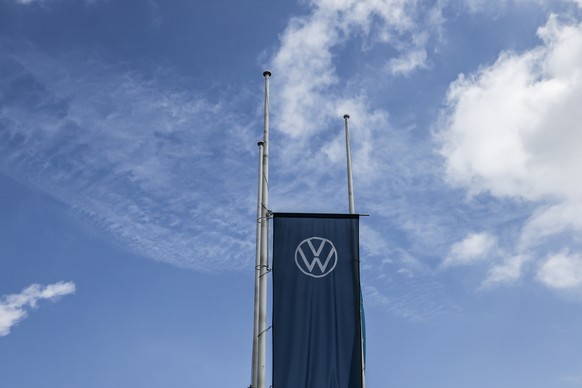 epa12252854 The Volkswagen logo is seen in front of the VW Berlin car dealership during a warning strike in Berlin, Germany, 22 July 2025. EPA/FILIP SINGER