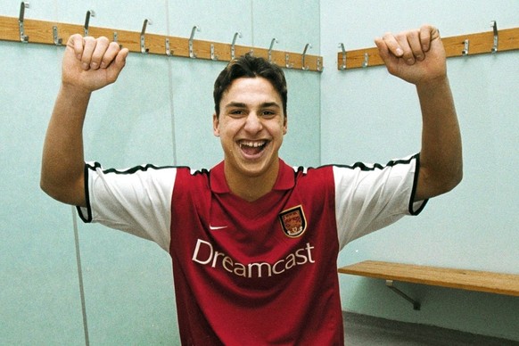 Ibrahimovic posiert im Arsenal-Trikot.