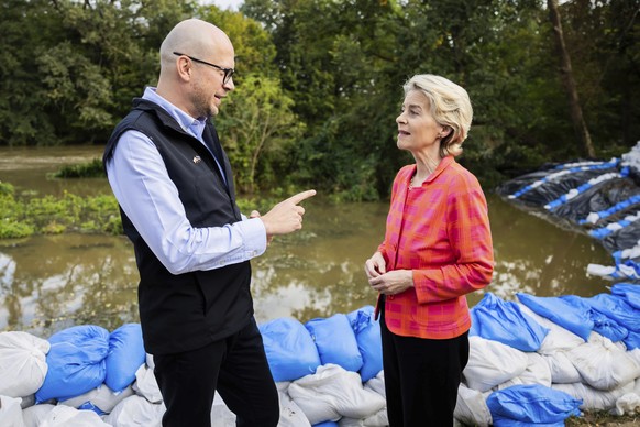 European Commmission President Ursula von der Leyen, right, talks to Jakub Mazur, First Deputy Mayor of Wroclaw, next to the river Bystrzyca near Woclaw, Poland, Thursday, Sept. 19, 2024. (Christoph S ...