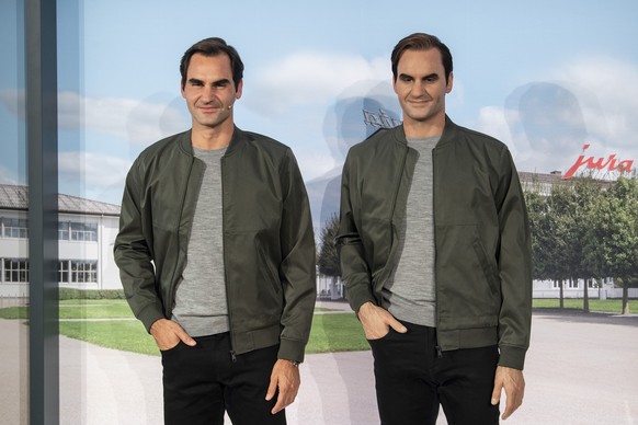 Der Schweizer Tennisspieler Roger Federer posiert neben seiner originaltreuen Figur anlaesslich des Mitarbeitertreffens von Kaffee-Vollautomaten-Hersteller Jura, aufgenommen am Samstag, 19. Oktober 20 ...