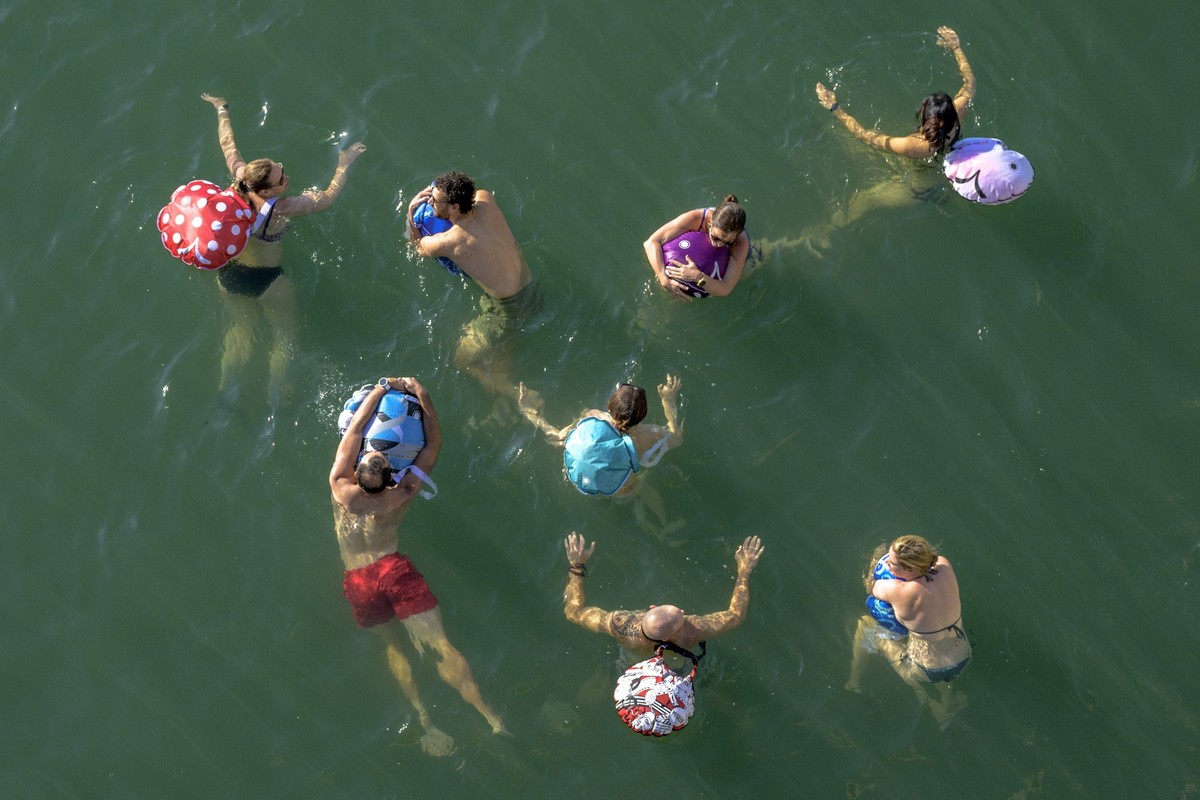Teilnehmer des 43. Basler Rheinschwimmens bei ihrem Schwumm im Rhein durch die Stadt Basel am Dienstag, 15. August 2023. (KEYSTONE/Georgios Kefalas)