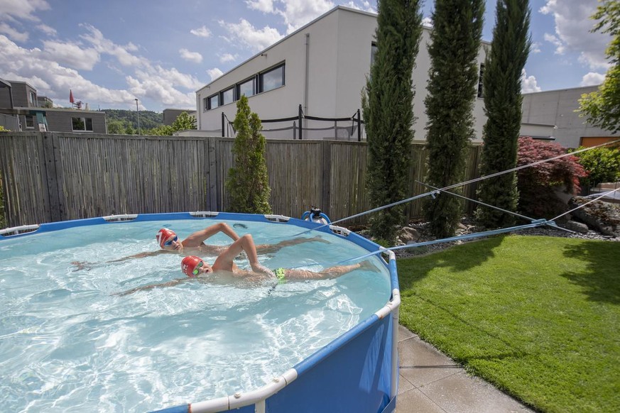 Die zwei Brueder und Nachwuchsschwimmer Micha und Dario Boxler vom Schwimmclub Aarefische trainieren taeglich zuhause in ihrem Pool, um ihre Form nicht zu verlieren, am Montag, 4. Mai 2020 in Unterent ...
