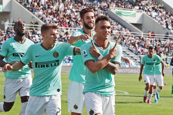 epa07936453 Inter&#039;s Lautaro Martinez (front) celebrates after scoring during the Italian Serie A soccer match US Sassuolo vs FC Inter at Mapei Stadium in Reggio Emilia, Italy, 20 October 2019. EP ...