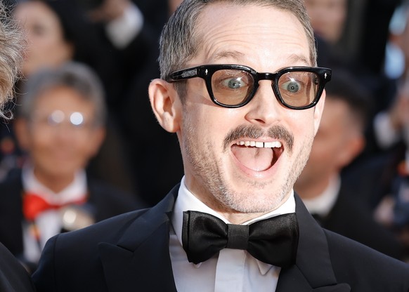 epaselect epa12950805 Peter Jackson (L) and Elijah Wood arrive for the premiere of 'The Electric Kiss' (La Venus Electrique) and the opening ceremony of the 79th annual Cannes Film Festival, ...