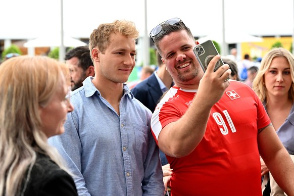 23.06.2024, xjrdrx, Fussball EM 2024, Schweiz - Deutschland emspor, v.l. Der Schweizer Ski Star Marco Odermatt Skirennl舫fer DFL/DFB REGULATIONS PROHIBIT ANY USE OF PHOTOGRAPHS as IMAGE SEQUENCES and/o ...