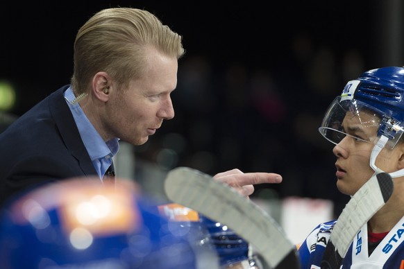 Zuerichs Assistent Michael Liniger spricht mit Zuerichs Alexander Braun im ersten Eishockey-Spiel der Abstiegsrunde der National League zwischen den ZSC Lions und Fribourg Gotteron, am Samstag, 9. Mae ...