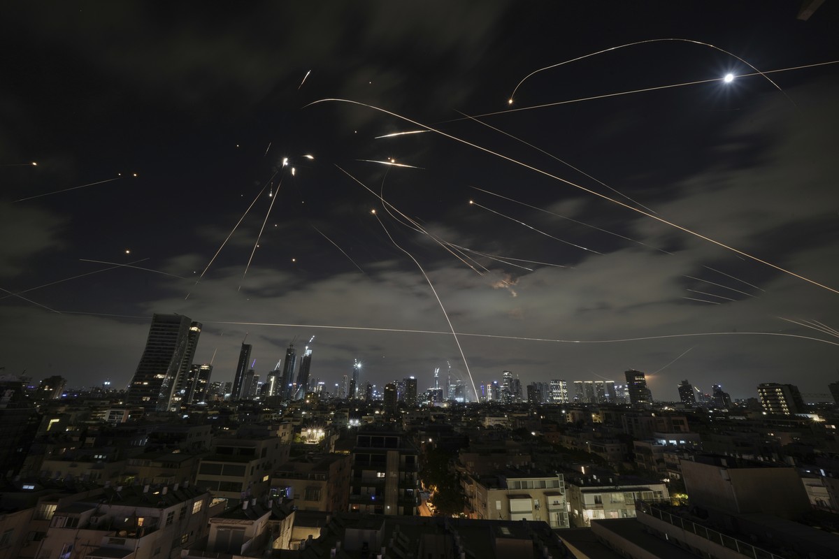 KEYPIX - The Israeli Iron Dome air defense system fires to intercept missiles during an Iranian attack over Tel Aviv, Israel, Sunday, June 15, 2025. (AP Photo/Leo Correa)