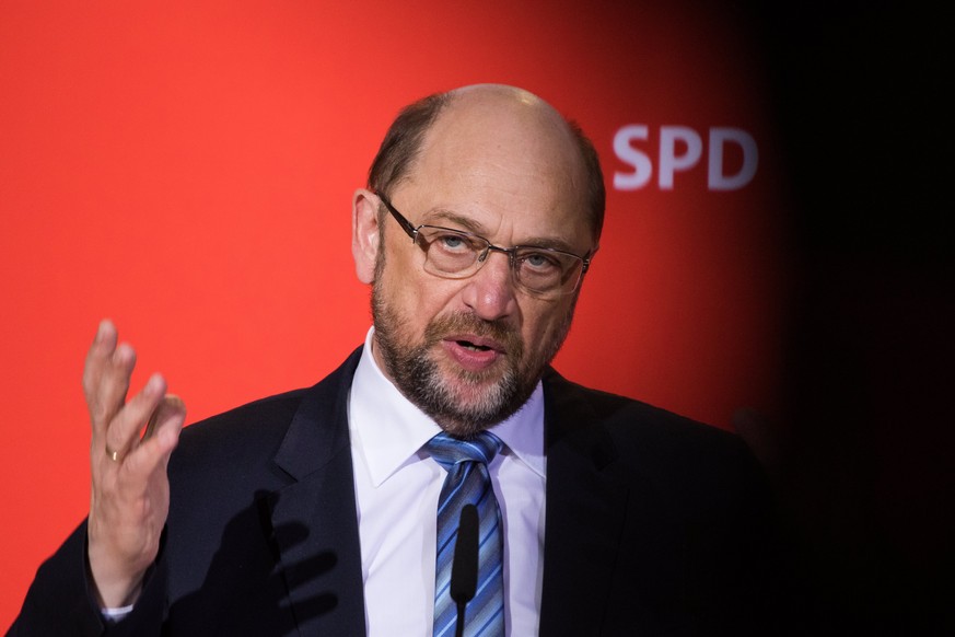 epa06504028 Leader of the Social Democratic Party (SPD) Martin Schulz speaks during a press conference at the SPD headquarters Willy-Brandt-Haus in Berlin, Germany, 07 February 2018. Schulz announced  ...