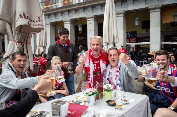 epa06704279 FC Bayern Munich fans enjoy the sunny weather at Plaza Mayor in Madrid, Spain, 01 May 2018. Real Madrid and Bayern Munich will play a second leg Champions League semi final match later in  ...