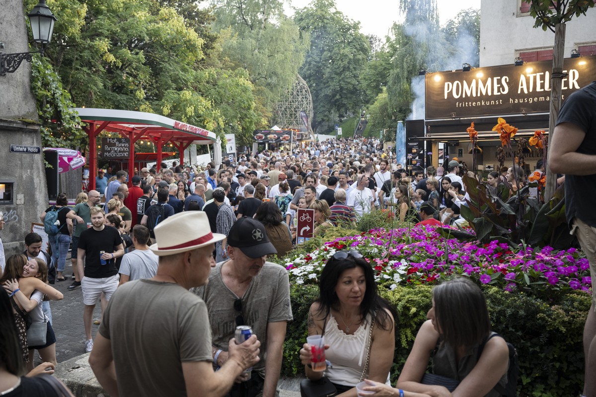 Besucher bewegen sich an der Badenfahrt 2023, aufgenommen am Freitag, 18. August 2023 in Baden. Das Volksfest Badenfahrt, das nur alle zehn Jahre stattfindet, dauert vom 18. bis zum 27. August 2023 st ...