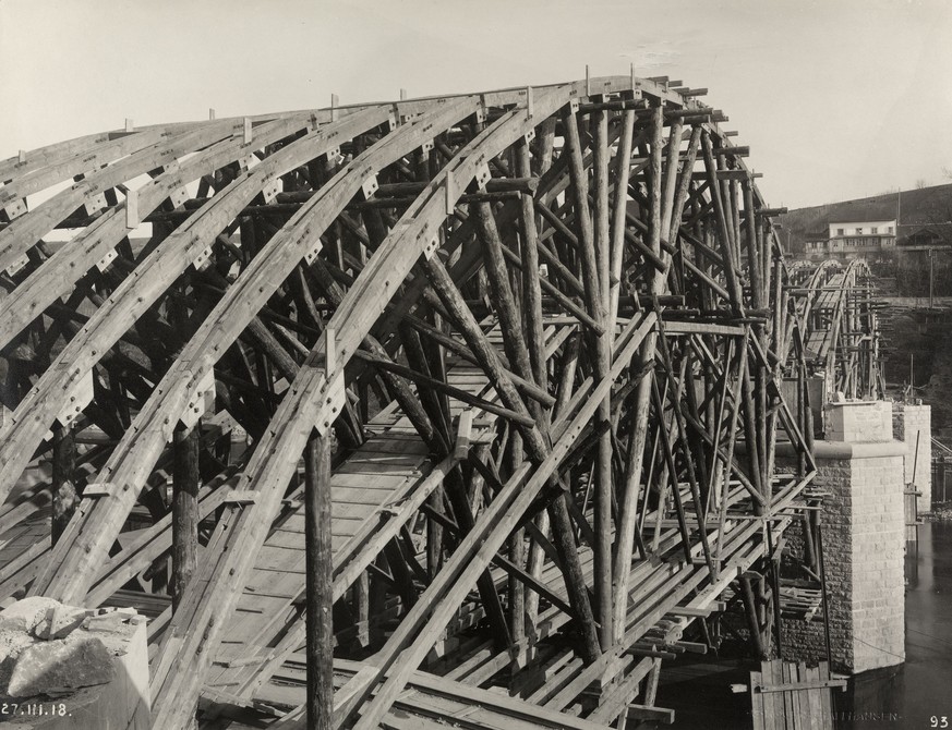 27. März 1918: Baustelle Rheinbrücke Eglisau,&nbsp;Lehrgerüst für Brückenbogen, Konstruktionsform: Ringdübel.<br data-editable="remove">