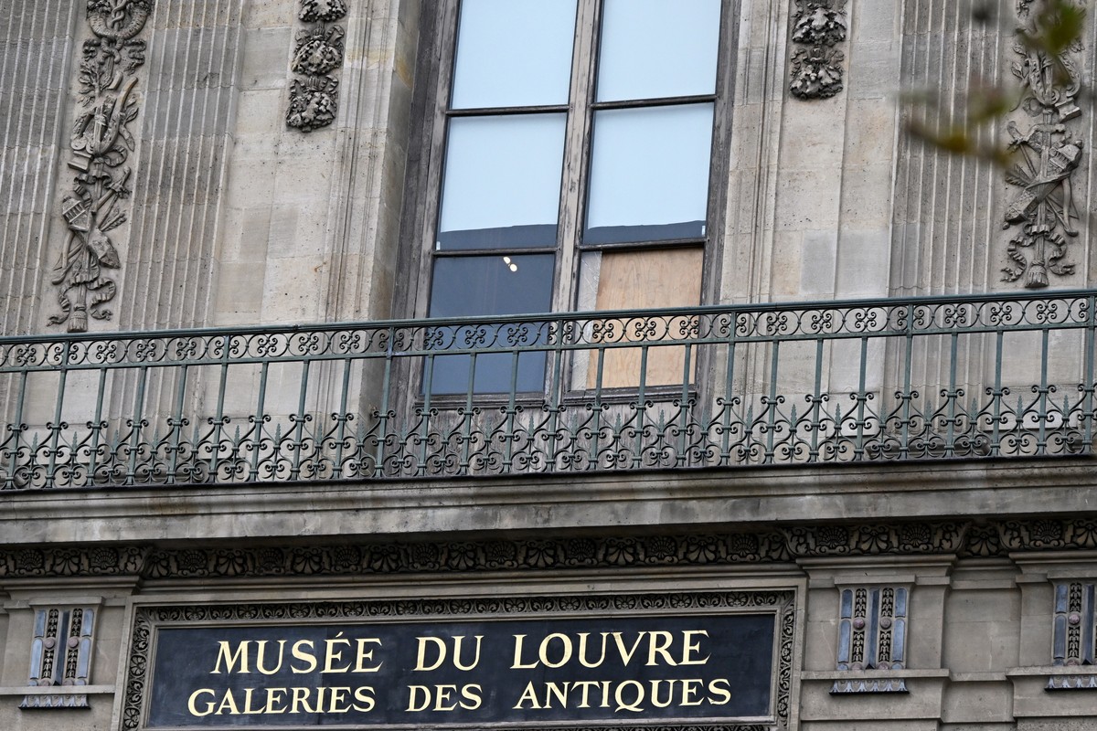 The window of Louvre museum where thieves arrive for the robbery, Monday, Oct. 20, 2025 in Paris. The museum remains closed for the day after Sunday's jewels robbery, (AP Photo/Emma Da Silva)
Fra ...