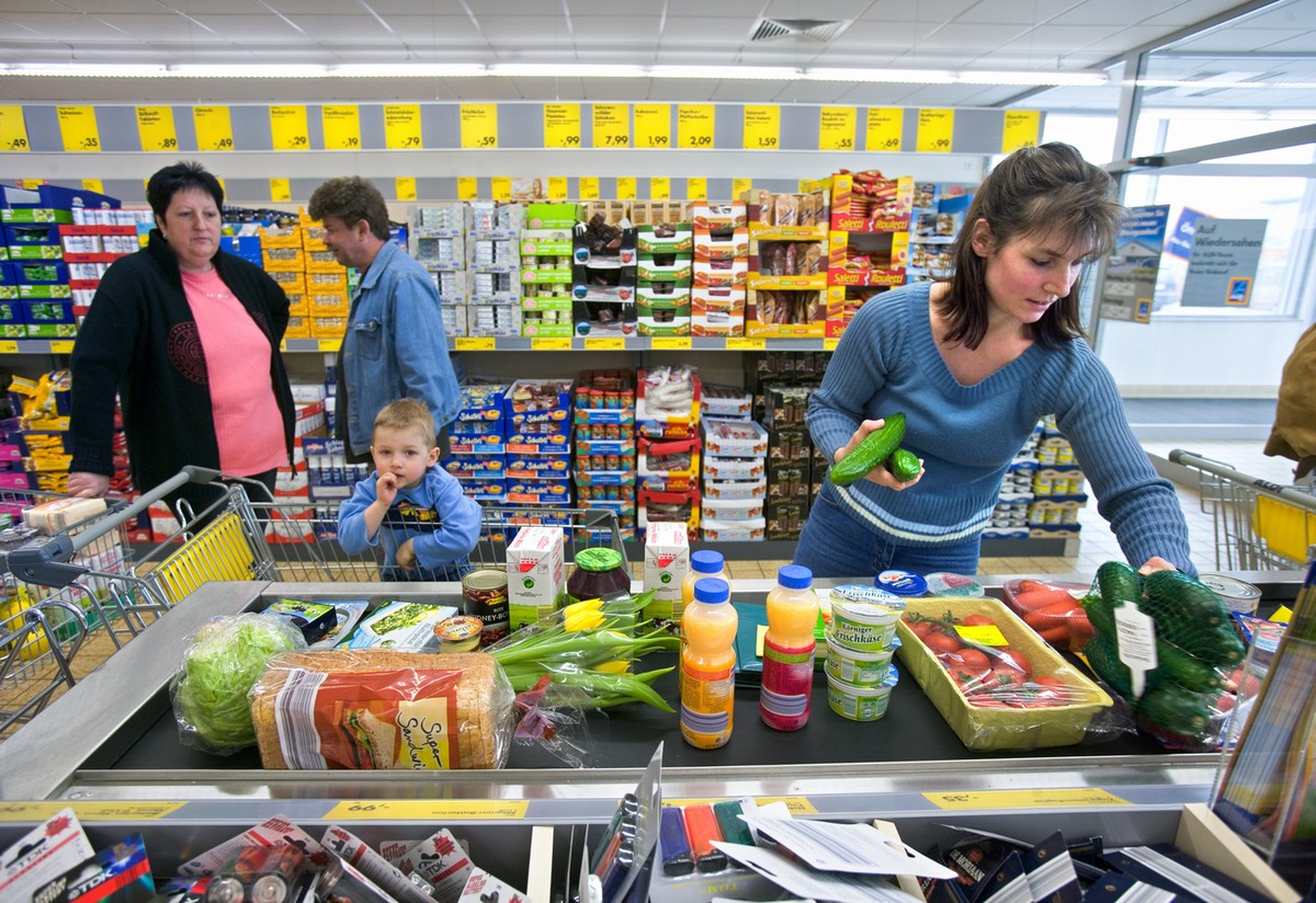 Eine Kundin legt am 22. Maerz 2005 in der ALDI SUED-Filiale in Ettlingen, Deutschland, ihre Einkaeufe auf das Foerderband an der Kasse. Der Aufbau einer Schweizer Gesellschaft unter dem Namen "AL ...