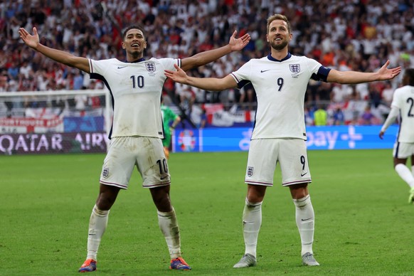 epaselect epa11448218 Jude Bellingham of England celebrates scoring the 1-1 goal with his teammate Harry Kane (R) during the UEFA EURO 2024 Round of 16 soccer match between England and Slovakia, in Ge ...