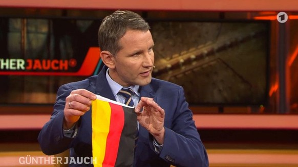 AfD-Gründungsmitglied Björn Höcke greift zur Deutschland-Flagge.&nbsp;