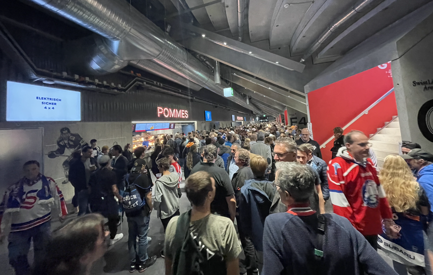 ZSC Lions: Lange Schlangen an den Food-Ständen in der Swiss Life Arena.