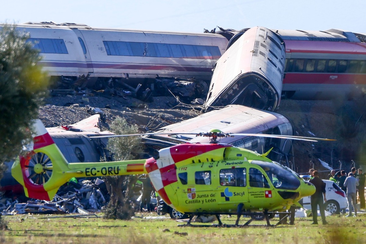Des membres des équipes de secours arrivent sur les lieux de la collision entre deux trains à grande vitesse (AVE en espagnol), l'un de Renfe et l'autre d'Iryo, dans la commune d'U ...