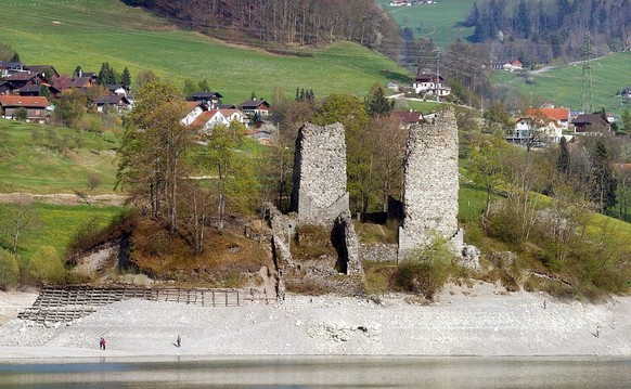 Die Ile d' Ogoz, inmitten des Greyerzersees, sitzt auf dem Trockenen, aufgenommen am Freitag, 25. April 2003 von Le Bry aus. Wegen Erosionen an der Insel muessen Wartungsarbeiten vorgenommen werd ...