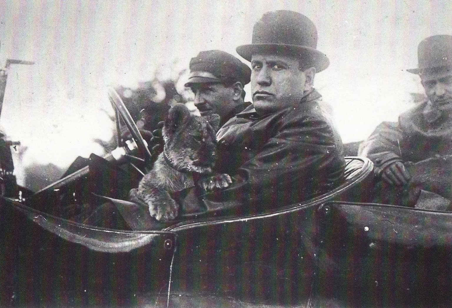 Mussolini mit seinem Löwen, 1925.