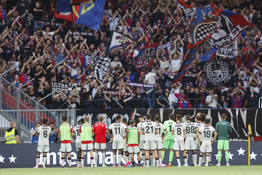 Basel players stand in front of their fans after the Premier League match between BSC Young Boys Bern and FC Basel, on Sunday, October 8, 2023 at the Wankdorf Stadium in Bern.  (Keystone/Peter Clowney...