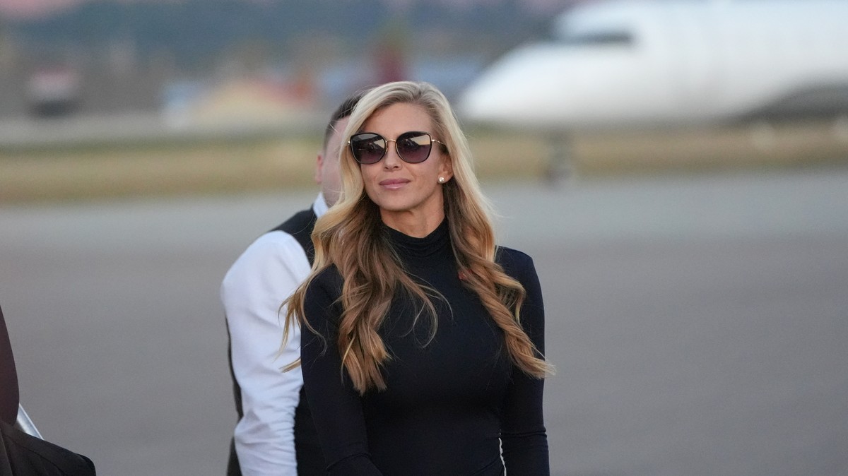 White House press secretary Katie Zacharia arrives with President Donald Trump at Glacier Park International Airport, Wednesday, Oct. 14, 2026, in Kalispell, Mont. (AP Photo/Alex Brandon)
Donald Trump