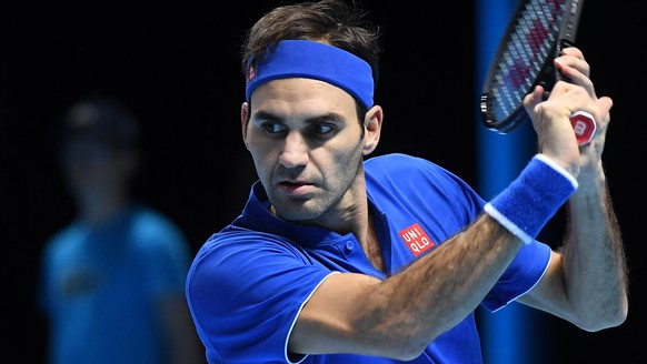 epa07163591 Switzerland&#039;s Roger Federer returns to Austria&#039;s Dominic Thiem during an ATP Tour Finals tennis match at the O2 Arena in London, Britain, 13 November 2018. EPA/ANDY RAIN