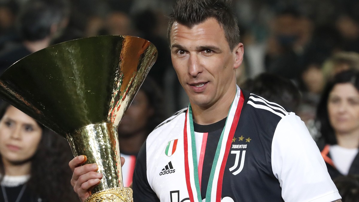 Juventus' Mario Mandzukic holds the Serie A soccer title trophy, at the Allianz Stadium in Turin, Italy, Sunday, May 19, 2019. (AP Photo/Antonio Calanni)