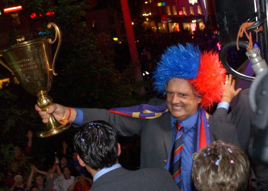 Rene C. Jäggi posiert mit dem Meisterpokal 2002.