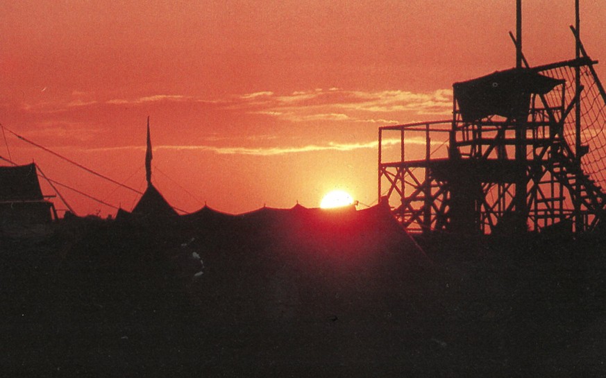 Auch etwas magisch: Sonnenuntergang über einem Unterlager