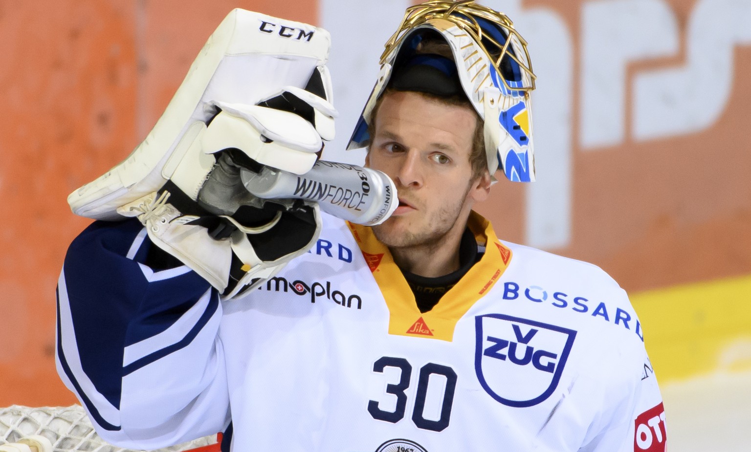 Zugs Torhueter Leonardo Genoni, trinkt, im sechste Eishockey Playoff Viertelfinalspiel der National League zwischen dem SC Bern und dem EV Zug, am Freitag, 23. April 2021, in der Postfinance Arena in  ...