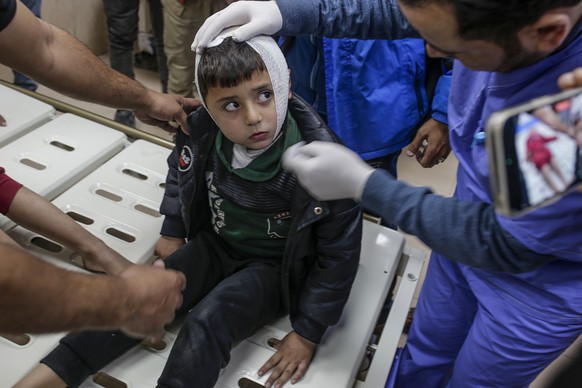 epaselect epa11740155 A wounded boy arrives at Al Aqsa martyrs hospital following an Israeli air strike in Al Bureij refugee camp, central Gaza Strip, 25 November 2024. More than 44,200 Palestinians a ...