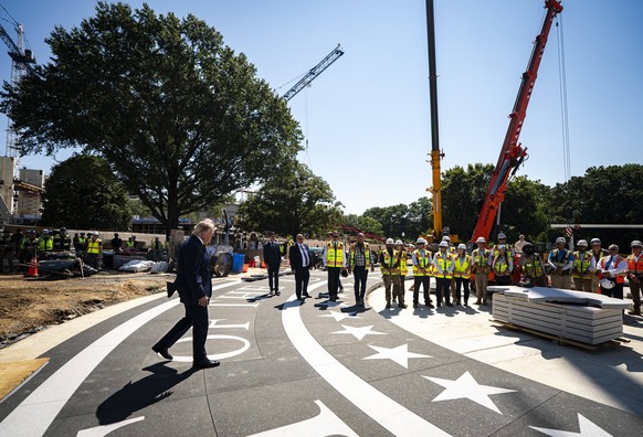 August 19, 2026, Washington, District Of Columbia, USA: WASHINGTON, DC - AUGUST 19: US President Donald Trump tours the White House helipad construction on the South Lawn of the White House in Washing ...