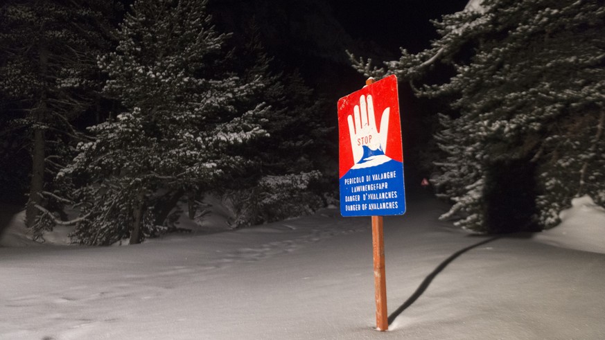 ZUR FLUECHTLINGSREPORTAGE «GEFAEHRLICHE REISE» VON PABLO GIANINAZZI INKLUSIVE SDA-TEXT, STELLEN WIR IHNEN FOLGENDES BILDMATERIAL ZUR VERFUEGUNG - An avalanche warning sign warns of possible risks, aft ...