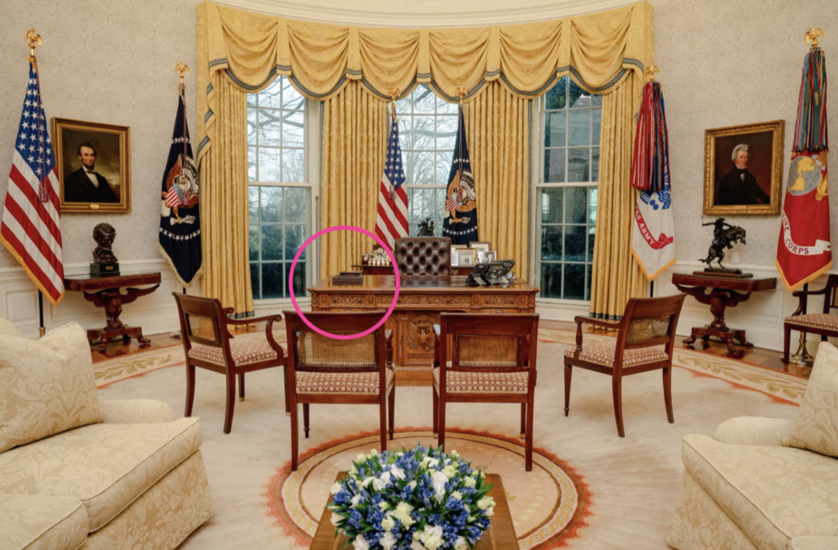Le voilà, bien installé, dans le nouveau bureau de Donald Trump, en 2025.