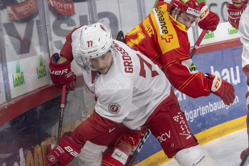 Biels Julian Schmutz, rechts, kaempft um den Puck gegen Lausannes Robin Grossmann, links, waehrend dem Meisterschaftsspiel der National Leaguel, zwischen dem EHC Biel und dem HC Lausanne, am Freitag,  ...