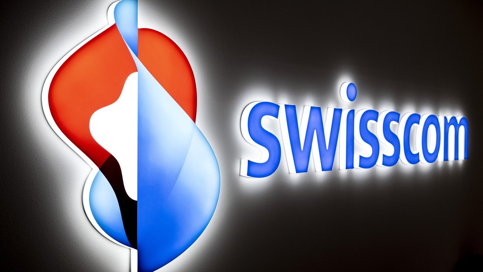 Das Logo des Telekommunikationsunternehmen Swisscom an der Bilanzmedienkonferenz zum Jahresabschluss, aufgenommen am Donnerstag, 3. Februar 2022 in Zuerich. (KEYSTONE/Ennio Leanza)