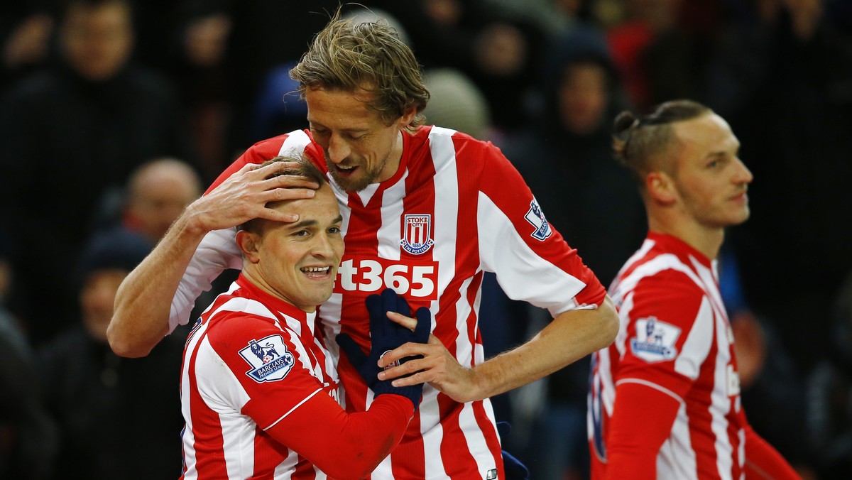 Gross und klein freuen sich in Stoke über den Sieg: Torschütze Xherdan Shaqiri feiert mit Peter Crouch.