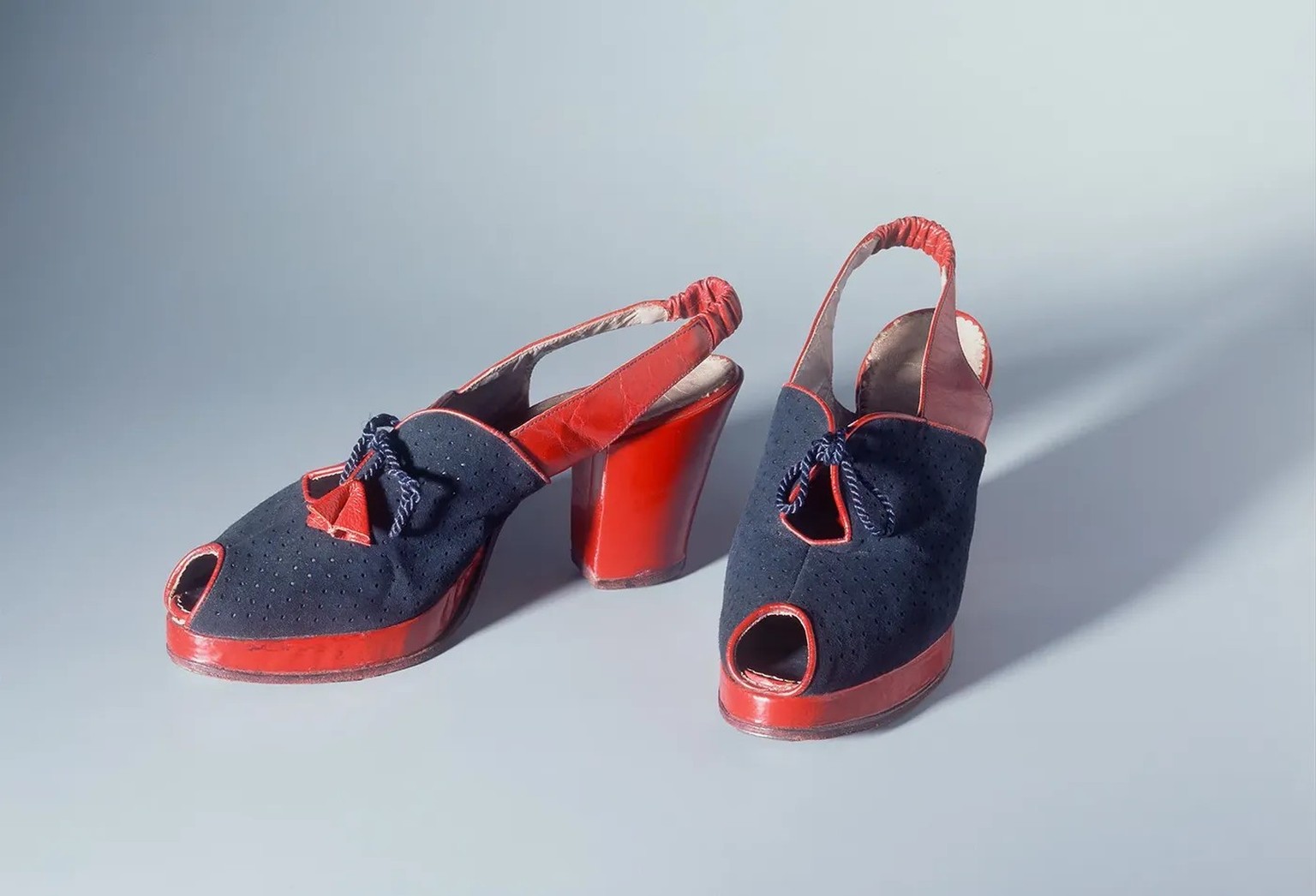 Um 1945 in Italien hergestellte «Peeptoe Slingbacks» mit hohen Absätzen und moderater Plateausohle.
https://permalink.nationalmuseum.ch/100059609