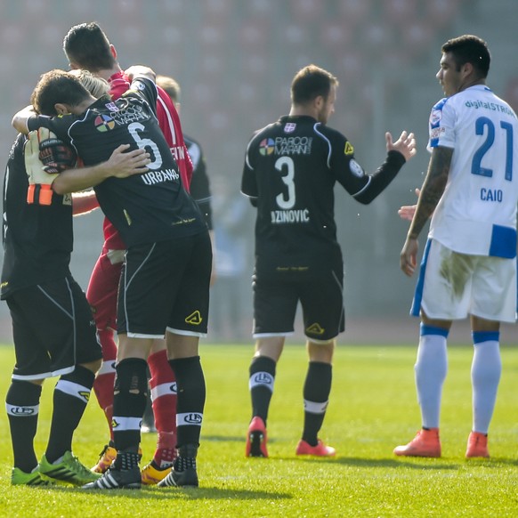 Der Auswärtssieg ist im Trockenen: Freude beim FC Lugano.