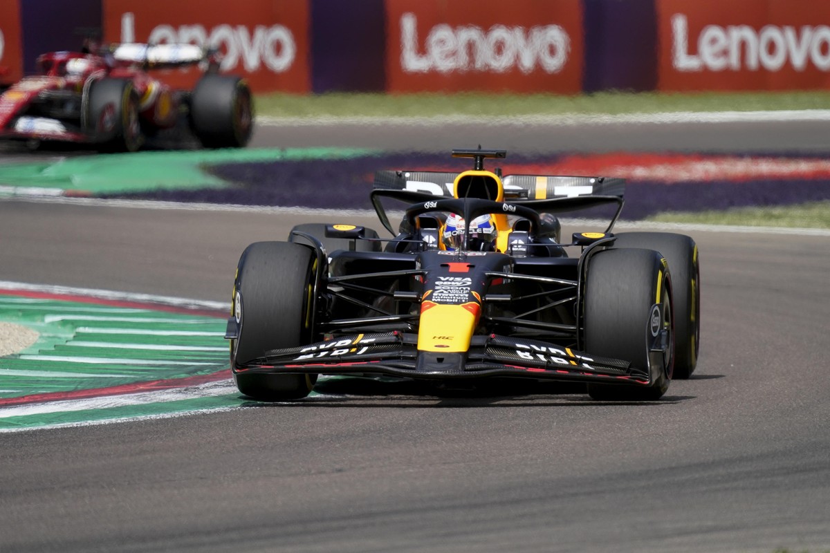 epa11352935 Red Bull Racing driver Max Verstappen of Netherlands in action during the Formula One 1 Grand Prix of the Emilia Romagna in Imola, Italy, 19 May 2024. EPA/DANILO DI GIOVANNI