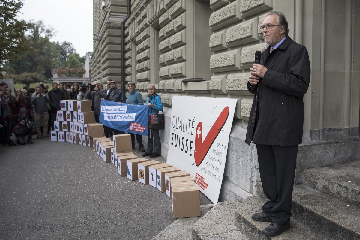 Alt-Staenderat Dick Marty und weitere Personen einer breiten Koalition aus rund 80 Organisationen reichen die Konzernverantwortungsinitiative ein, am Montag 10. Oktober 2016, in Bern. (KEYSTONE/Peter  ...