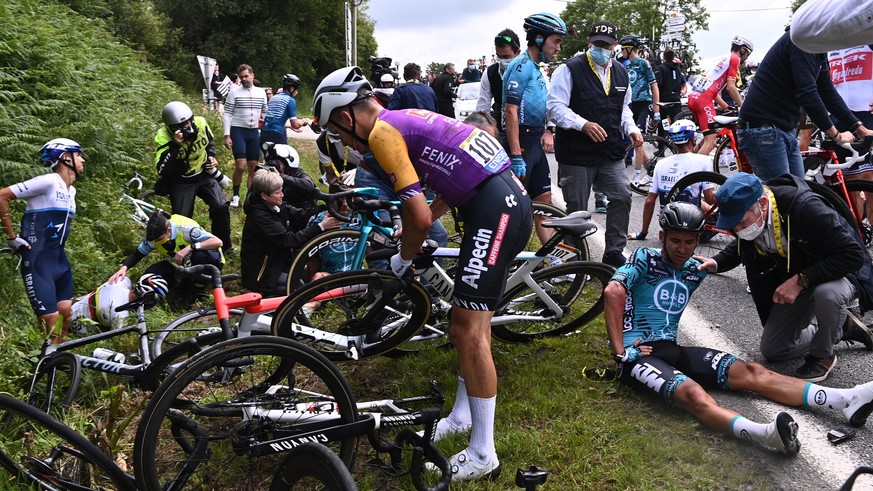 epa09303515 Riders react after a mass crash during the 1st stage of the Tour de France 2021 over 197.8km from Brest to Landerneau, France, 26 June 2021. EPA/Anne-Christine Poujoulat / POOL