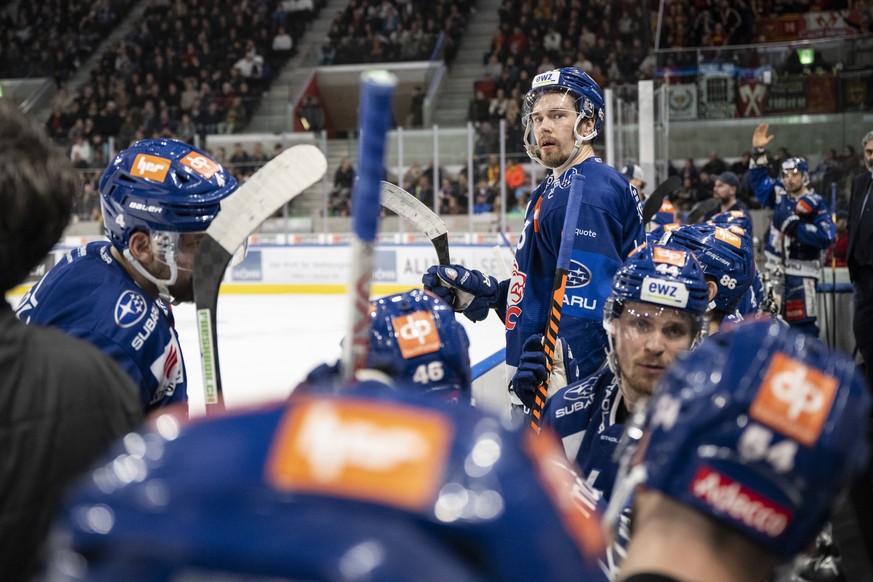 Zuerichs Juho Lammikko reagiert im vierten Eishockey Playoff Halbfinalspiel der National League zwischen den ZSC Lions und dem EHC Biel am Mittwoch, 5. April 2023 in der Swiss Life Arena in Zuerich. ( ...