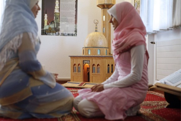 Zwei Frauen unterhalten sich im Zentrum Roetelstrasse der Islamischen Gemeinschaft Zuerich in Zuerich, aufgenommen am 1. April 2007. (KEYSTONE/Alessandro Della Bella)

Two muslims discuss in the cente ...