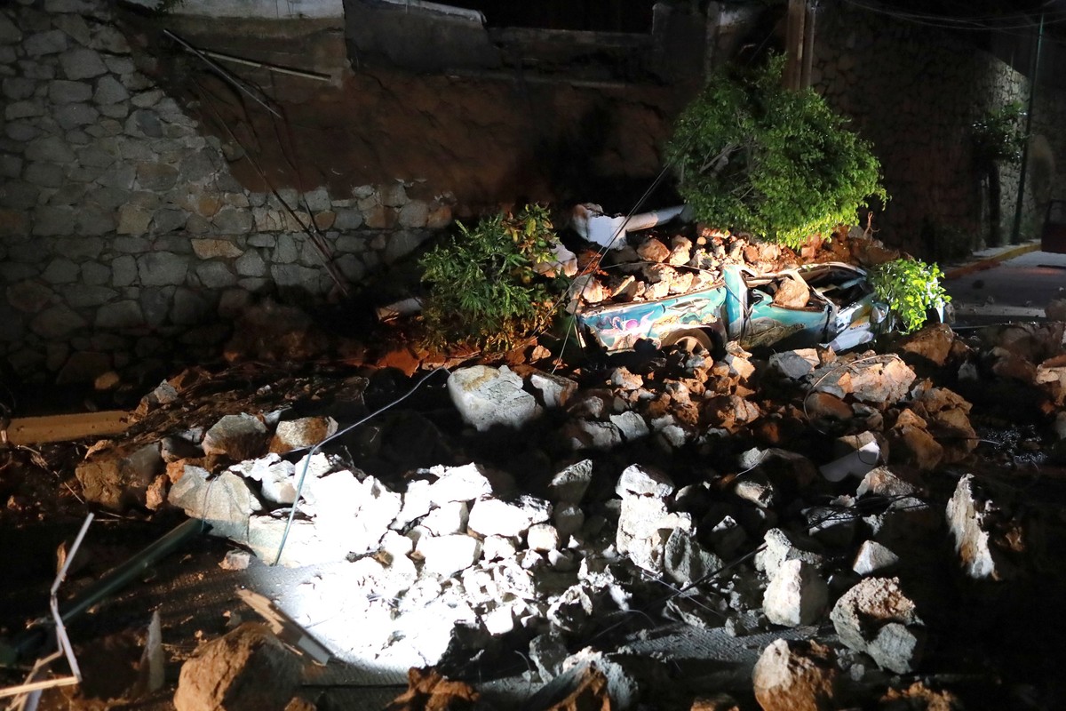 epa09454472 Aftermath of a 7.0 magnitude earthquake in Acapulco, Mexico, 07 September 2021. A 7.0 magnitude earthquake struck Acapulco in southern Mexico, and was felt in Mexico City. EPA/David Guzman