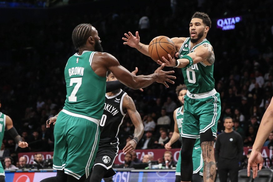 NBA, Basketball Herren, USA Boston Celtics at Brooklyn Nets Dec 4, 2022 Brooklyn, New York, USA Boston Celtics guard Jaylen Brown 7 and forward Jayson Tatum 0 reach for the ball in the fourth quarter  ...