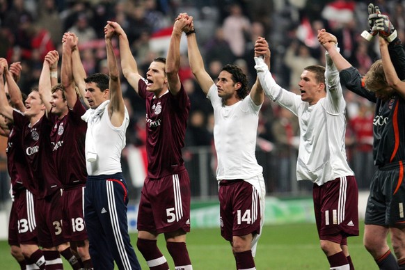 Jubel beim FC Bayern nach Spielende - aufgenommen beim Champions - League - Spiel FC Bayern M�nchen - Real Madrid am 07.03.2007 in der M�nchner Allianz Arena , M�nchen Deutschland *** Jubilation at th ...