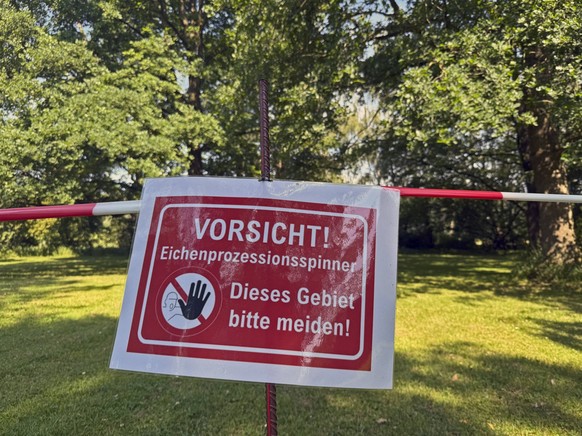 22.06.2026, Warnschild vor Eichenprozessionsspinner bei Bad Wörishofen, Ort: Wassertretanlage beim Kurpark an der Strasse nach Schöneschach. 22.06.2026, Eichenprozessionsspinner 22.06.2026, Eichenproz ...