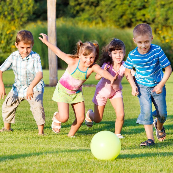 Wenn wir nach Hause kommen, bleiben die Kids lieber auf der Wiese und kicken selber.