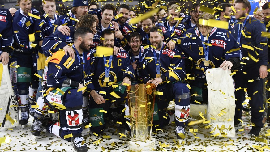 Langenthals Spieler den Swiss League Schweizer Meistertitel, nach dem vierten Playoff Finalspiel der Swiss League, zwischen dem SC Langenthal und dem HC La Chaux de Fonds, am Mittwoch 3. April 2019 au ...